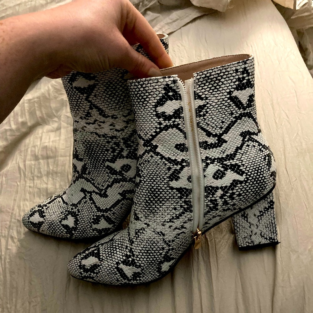 Like new. Worn once. Super cute just don’t have anywhere to really wear them